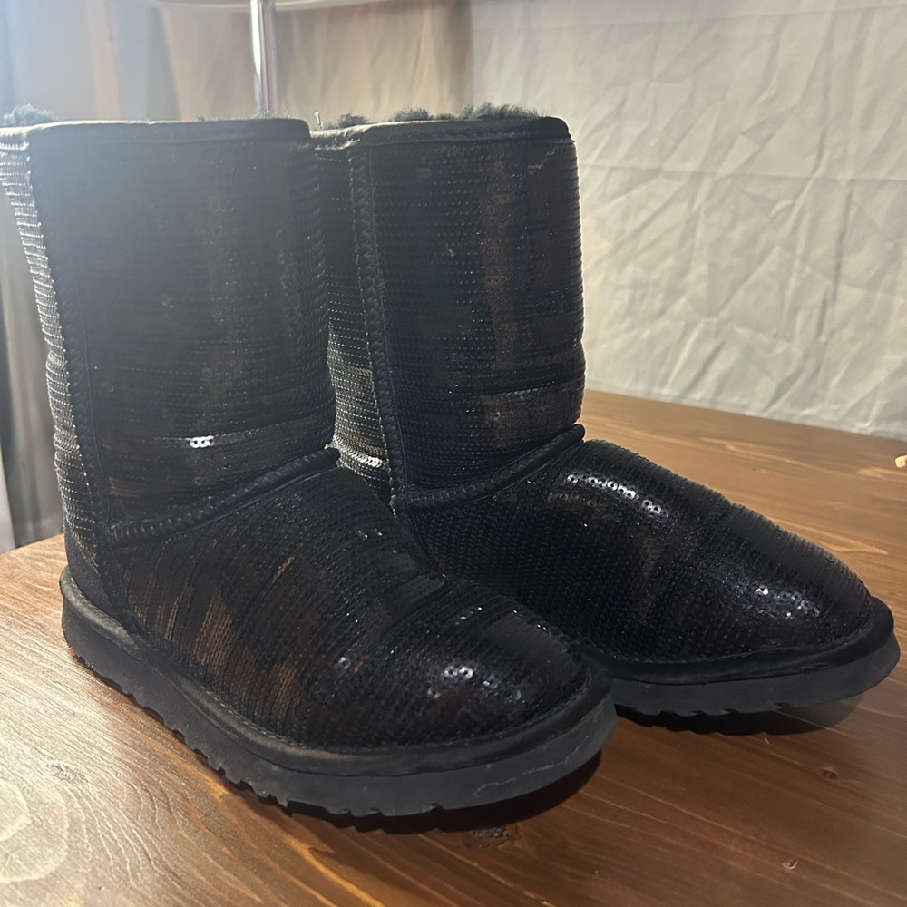 UGG 3161 Classic Short Black Sequin Sparkle Sheepskin Lined Boots Women’s Size 6